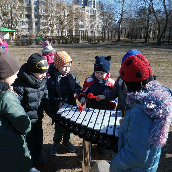 Cadenza (600x600 group of young schoolkids) (600x600 Cadenza