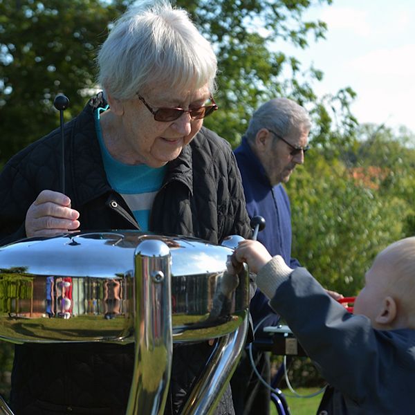 Babel Drum (600x600_Old Lady & Baby) (600x600 Danish-care-home