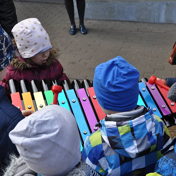 600x600 Cavatina (little kids in hats)